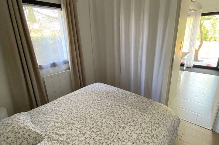 Location de vacances pour 2 personnes, avec terrasse et jacuzzi ainsi que piscine et jardin à Sauzet - 3