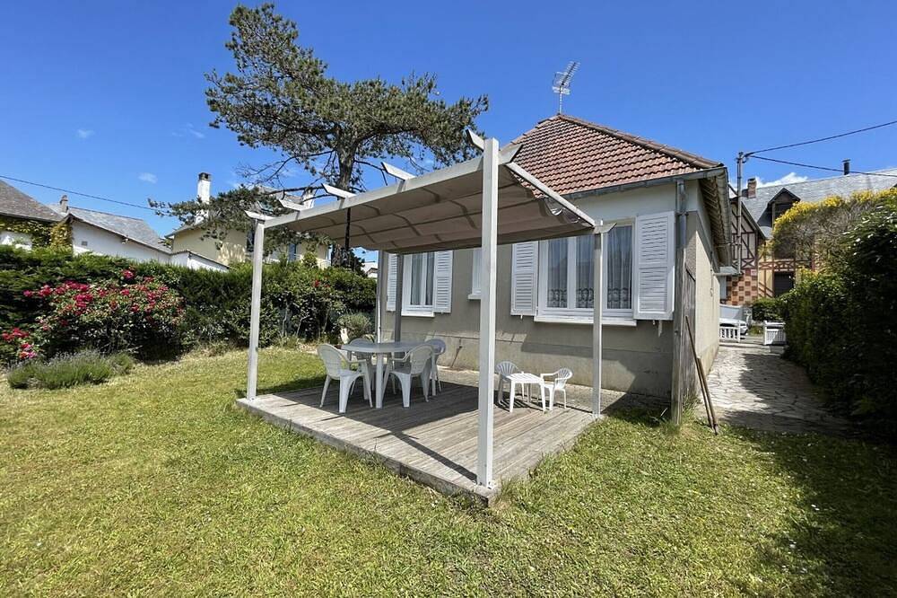 Gemütliches Ferienhaus mit Garten, 150m zum Strand, 2 Sz, Terrasse, nahe Jullouville Geschäfte in Jullouville, Côte de la Déroute
