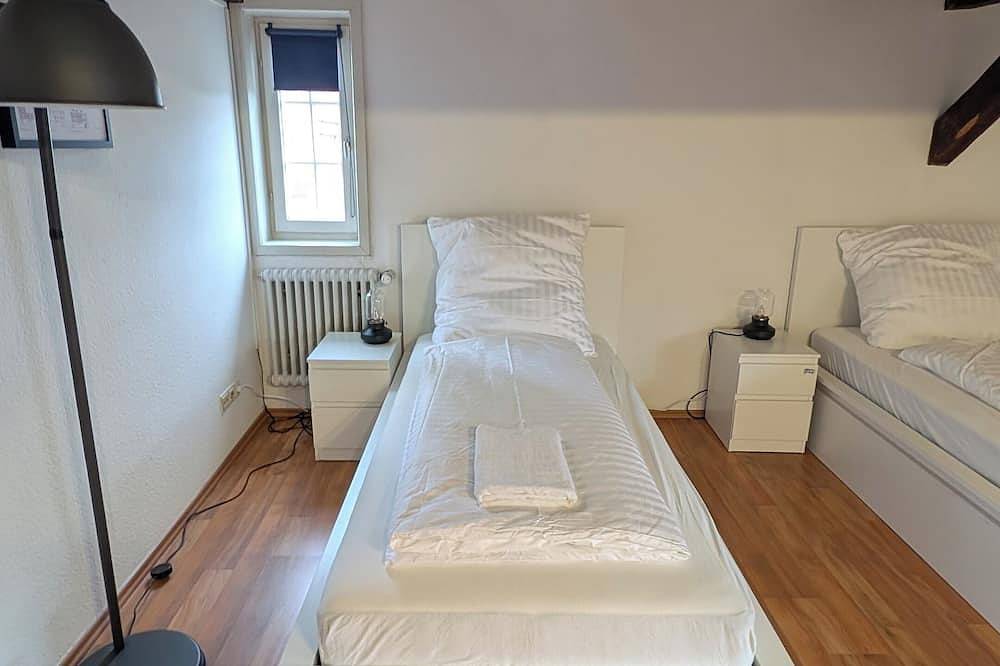 Ganze Wohnung, Dreibettzimmer im historischen Fachwerkhaus in Rottenburg, Neckar-Alb