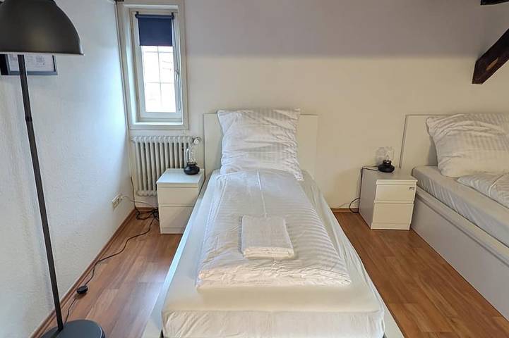 Ganze Wohnung, Dreibettzimmer im historischen Fachwerkhaus in Rottenburg, Neckar-Alb