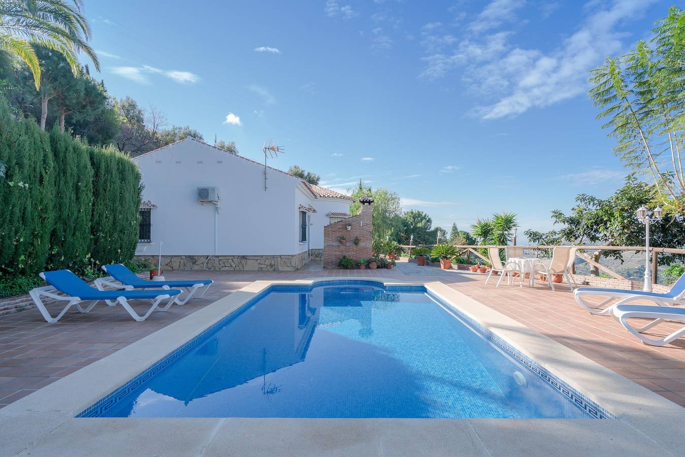 Tranquila casa Cortijo La Rijana con piscina, estupendas vistas, terraza, Wi-Fi in Sayalonga, Costa del Sol