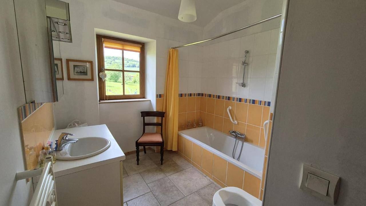 Eight-Bedroom House in Lournand, Région de Mâcon
