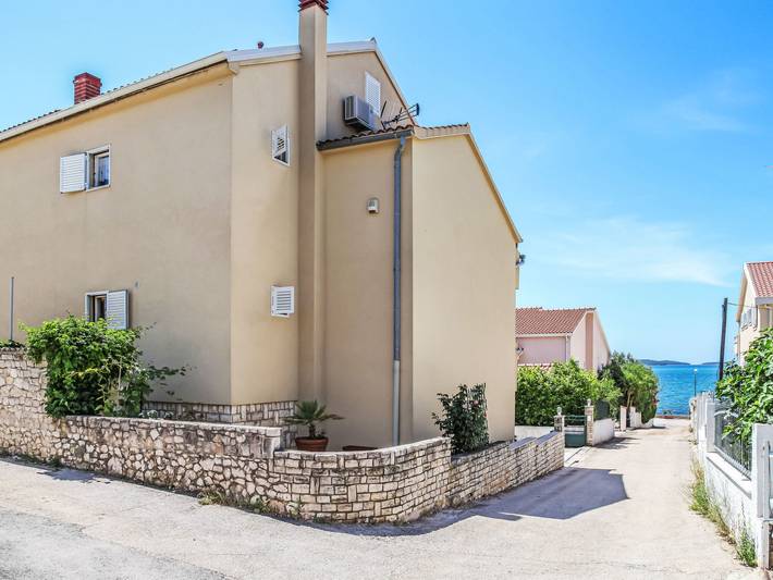 Ferienwohnung für 3 Personen, mit Garten und Terrasse in Grad Šibenik - 2