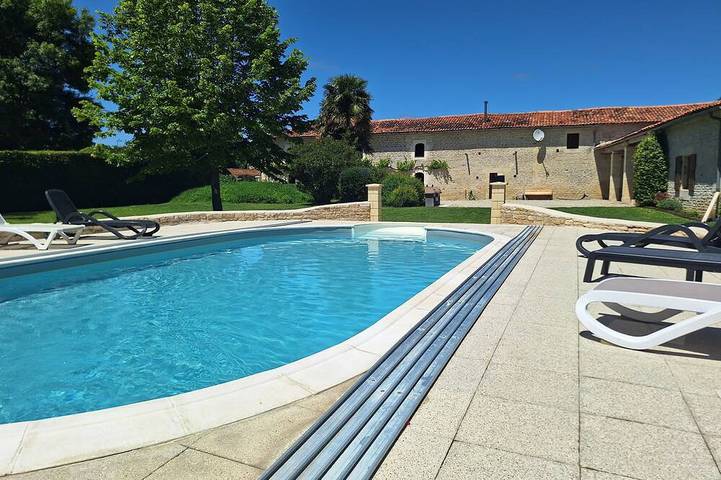 Location de vacances pour 4 personnes, avec piscine ainsi que jardin et terrasse à Mons (Charente-Maritime)