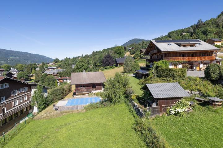 Entire apartment, Apartment 'Le Carlinaston' with Mountain View, Balcony and Wi-Fi in Samoëns, Bonneville region