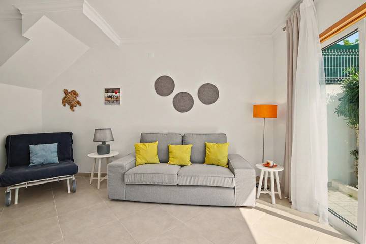 Holiday Home 'Lemon Tree House' with Private Terrace, Wi-Fi and Air Conditioning in Manta Rota, Vila Nova de Cacela