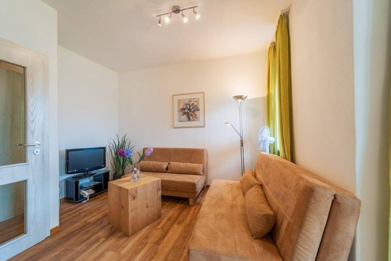 Ganze Wohnung, Ferienwohnung 'Comfort 4' mit Bergblick, Gemeinschaftsterrasse und Wlan in Schenna, Sarntaler Alpen