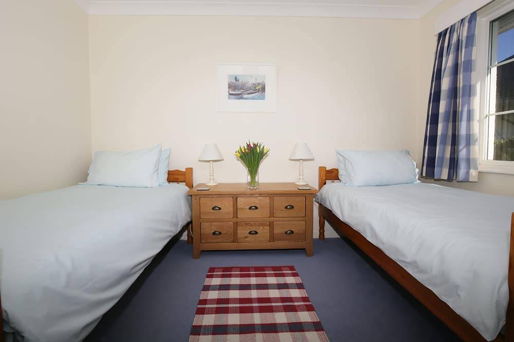 Comfortable House In Lovely Holiday Area With Everything You Require! in Constantine Bay, Cornwall