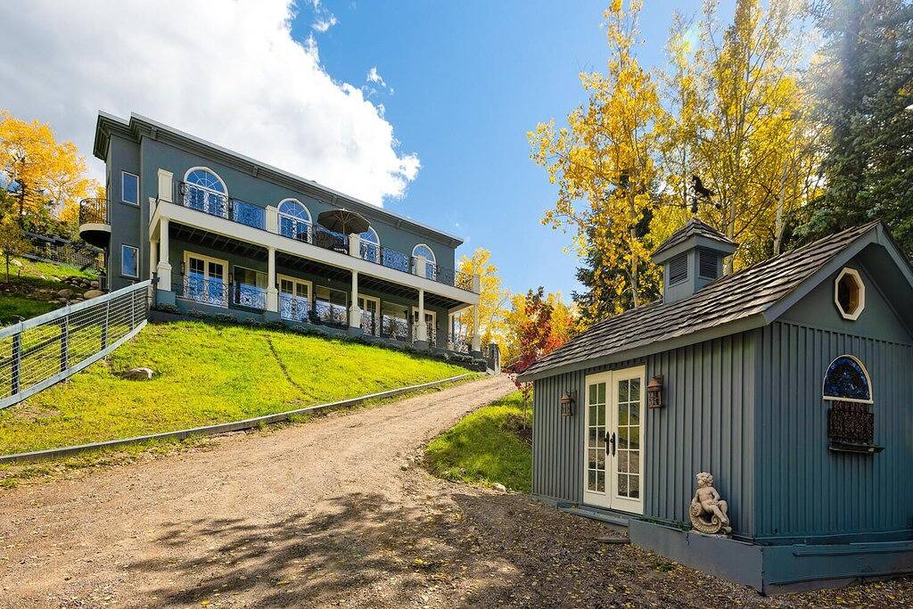 Exquisite pet friendly home, 5 blks from Gondola with stunning views!! in Aspen, Aspen Snowmass