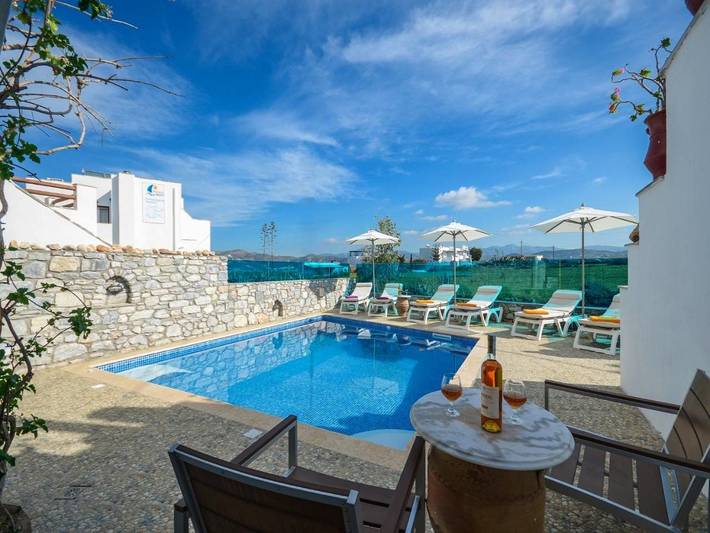 Location de vacances pour 2 personnes, avec piscine et balcon ainsi que vue et jardin dans Agia Anna - 4