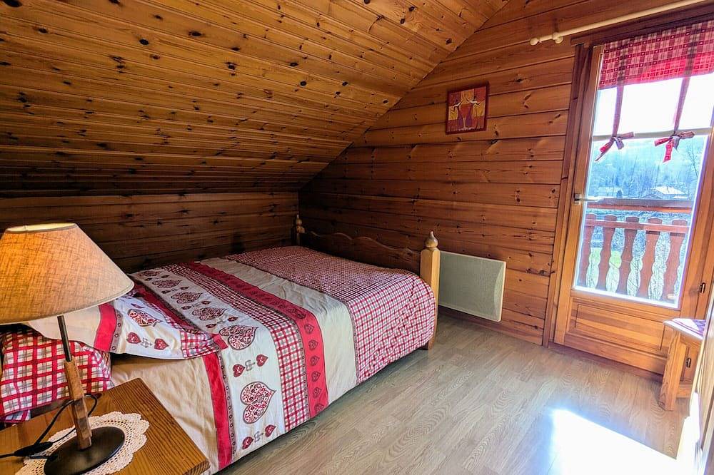 Cozy Chalet Near Ski Slopes and Lake, Sleeps 7, Wifi, Fireplace, Large Garden, Garage in Le Ménil, Parc naturel régional des Ballons des Vosges