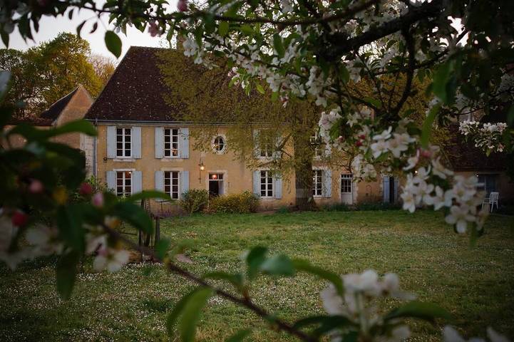 Location de vacances pour 12 personnes, avec terrasse ainsi que jacuzzi et jardin à Condeau
