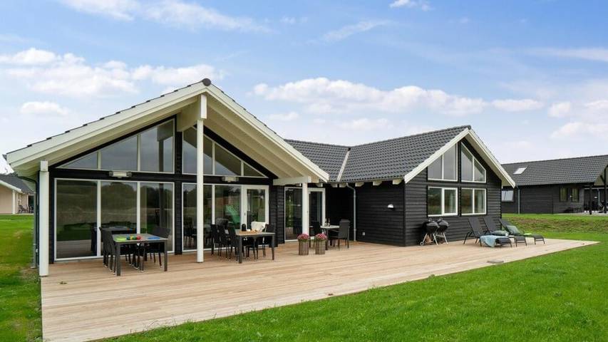 Ferienhaus für 16 Personen, mit Terrasse und Sauna sowie Garten