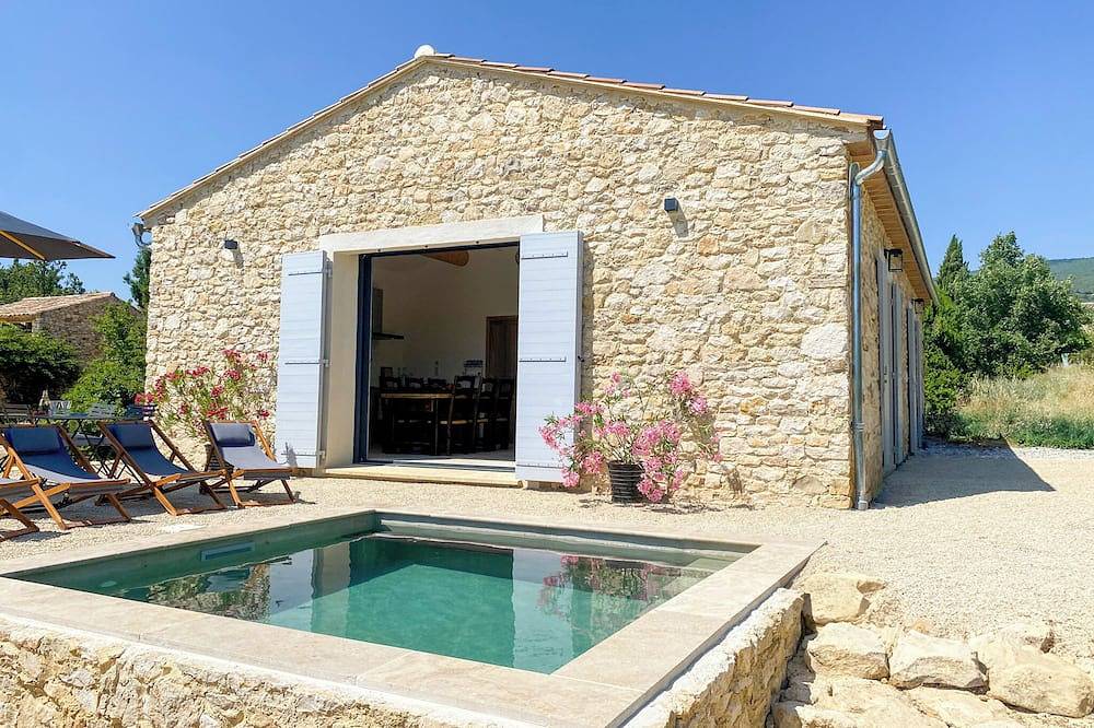 New: Beautiful stone house with pool and idyllic view in Rustrel, Parc naturel régional du Luberon