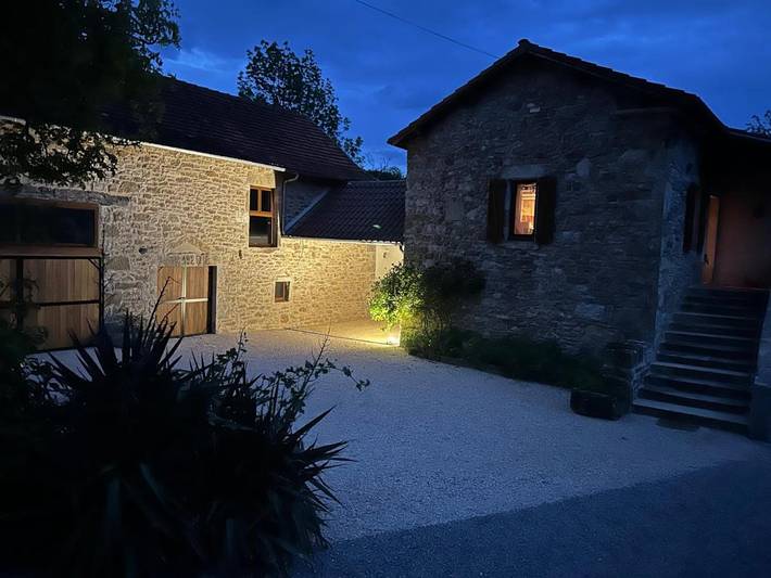 Location de vacances pour 7 personnes, avec vue ainsi que jardin et terrasse dans Toulonjac