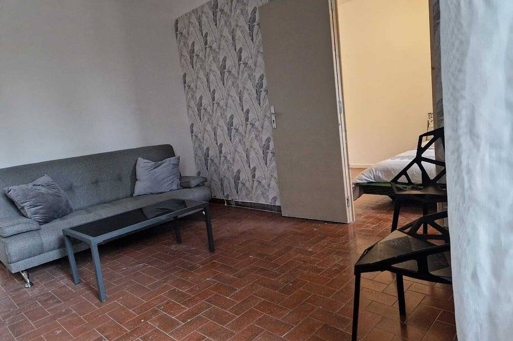 Room for rent in a quiet house in the countryside in Bédarrides, Vaucluse