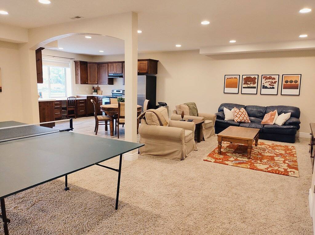 Family friendly home close to ski resorts, mountains, lakes, Byu, and Uvu in Utah Lake