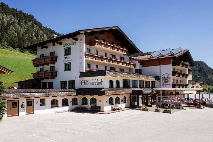 Hôtel pour 3 personnes, avec sauna ainsi que piscine et jardin