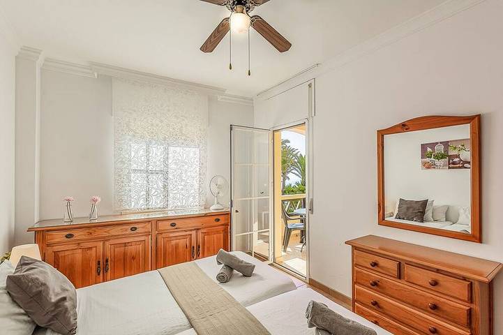 Entire apartment, Beach only 75 meters - centre - Wifi - sea view - international tv - 4 persons in Playa de la Torrecilla, Nerja
