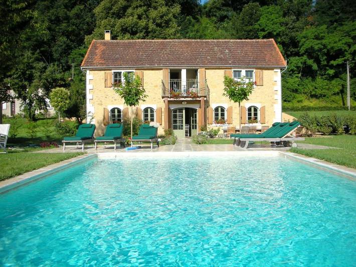 Location de vacances pour 6 personnes, avec vue ainsi que piscine et jardin à Calès