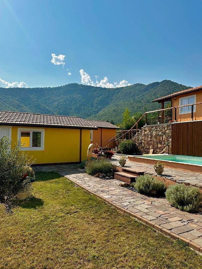 Appartamento per 4 persone, con Balcone e Terrazza nonché Giardino e Piscina a Vado Ligure
