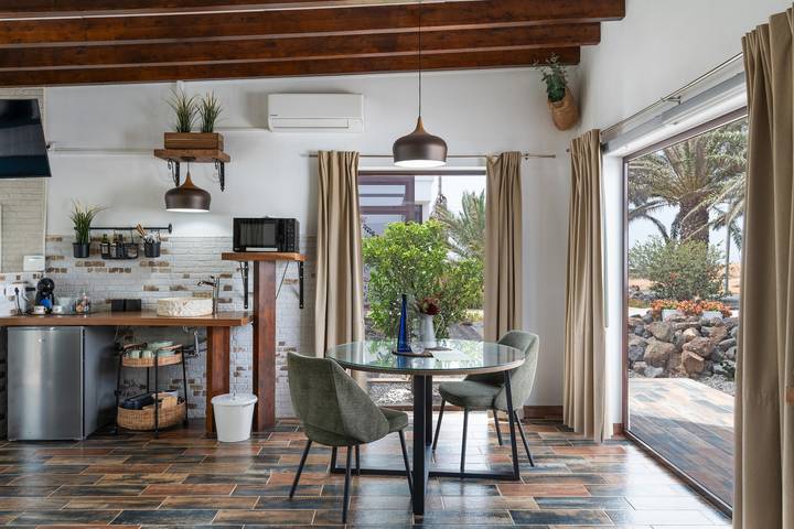 Holiday Home 'Guenia Ii' with Mountain View, Wi-Fi and Air Conditioning in El Mojón (Lanzarote), Teguise