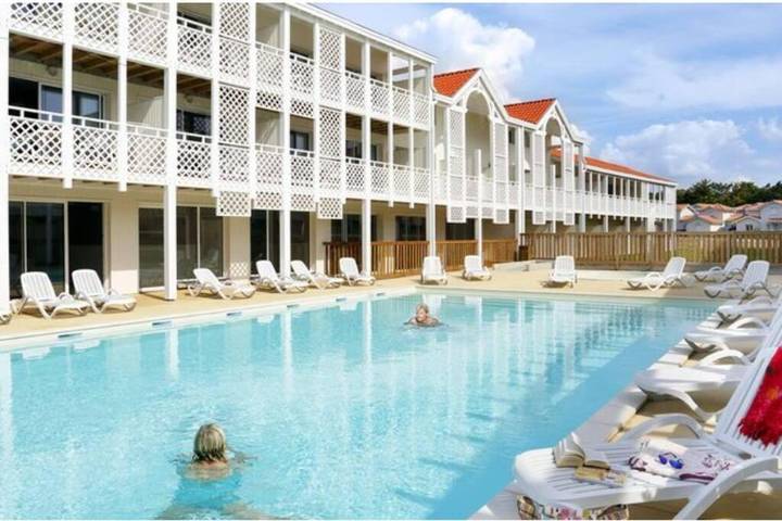 Gîte pour 8 personnes, avec terrasse et piscine dans Office De Tourisme De Mimizan - 2