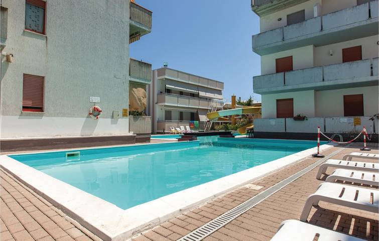 Ganze Ferienwohnung, 1.5km Strandwohnung mit Pool und Terrasse in Alba Adriatica, Teramo Provinz