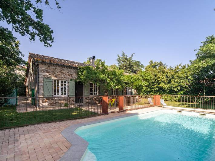 Location de vacances pour 7 personnes, avec Terrasse ainsi que Jardin et Piscine dans Bassin du Lampy