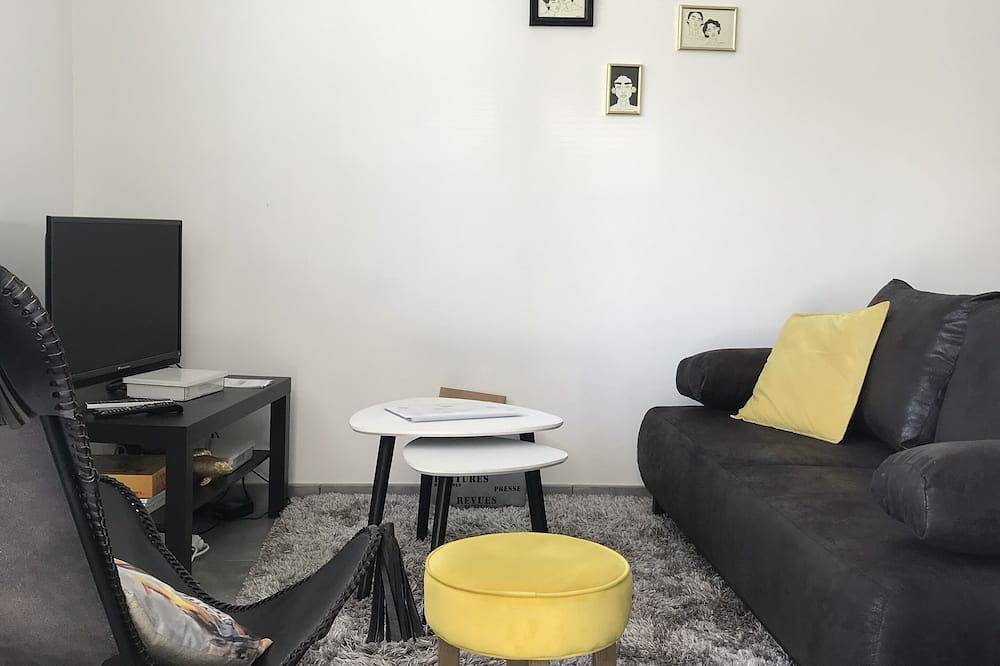 Appartement entier, Beau T2 à 50m du  bord de mer, la plage à pieds . in Les Rosaires, Plérin