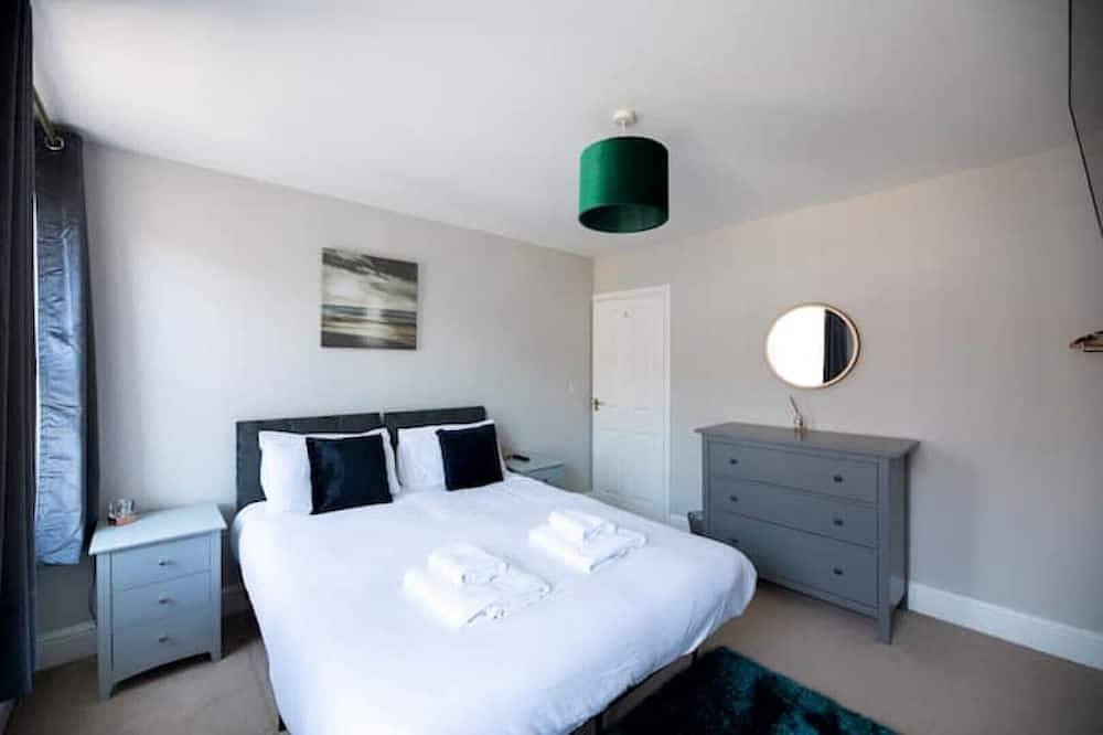 Eighty-Eight, Cathedral View with Private Parking & Ev Charger in Salisbury, Wiltshire