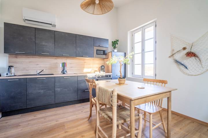 Entire apartment, Apartment 'Le Somail - Louis 14' with Lake View, Wi-Fi and Air Conditioning in Ginestas, Mediterranean Coast (France)