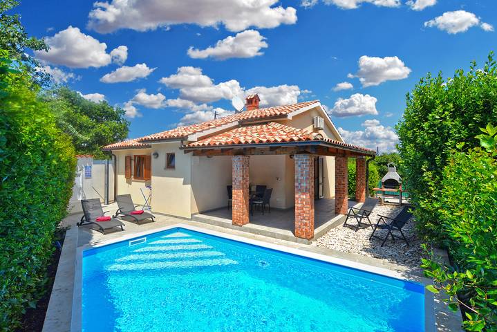 Villa for 5 people, with pool and terrace in Istria