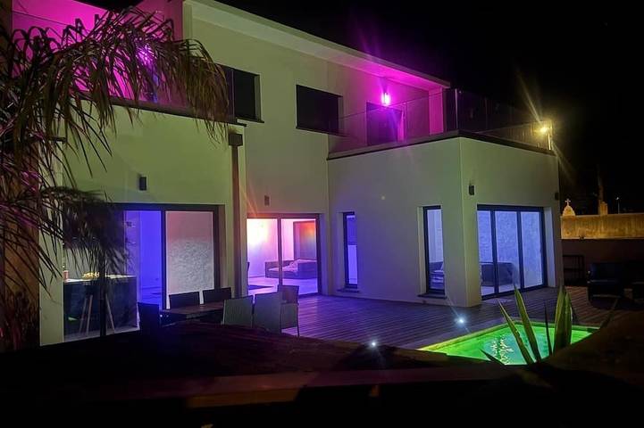 Location de vacances pour 10 personnes, avec piscine à Villetelle