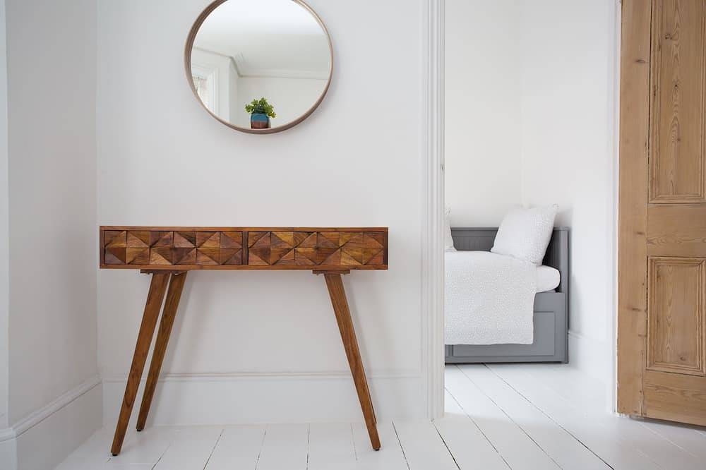 York House - Sleeps 12 beach road with sea views in Worthing, West Sussex