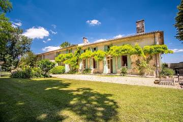 Location de vacances pour 12 personnes, avec jardin à Lussac