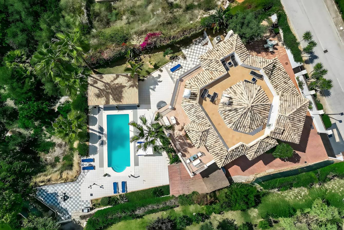 Villa de lujo en Los Arqueros Golf, con piscina privada y vistas al mar in Los Arqueros Golf and Country Club, Benahavís