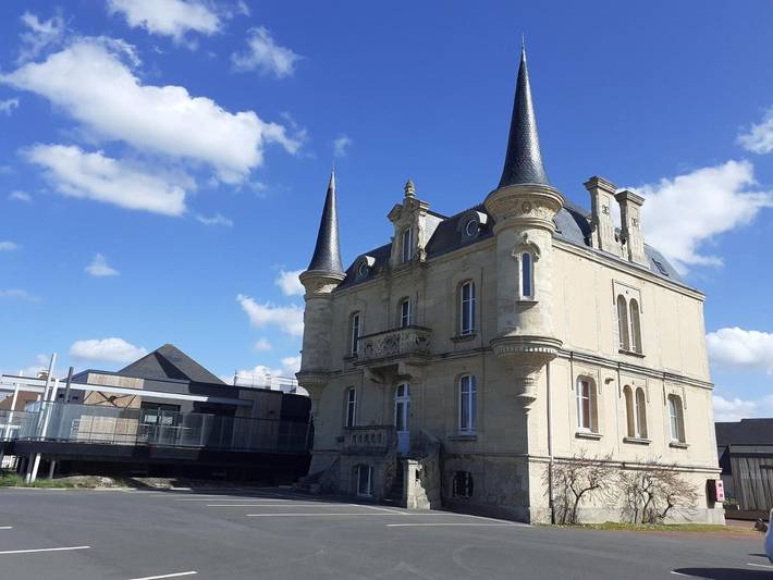 Parc de vacances pour 4 personnes, avec jardin et piscine en Normandie