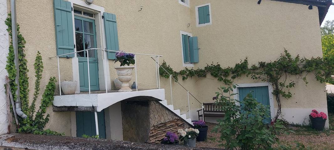 Location de vacances pour 8 personnes, avec Balcon ainsi que Terrasse et Jardin à Verneuil