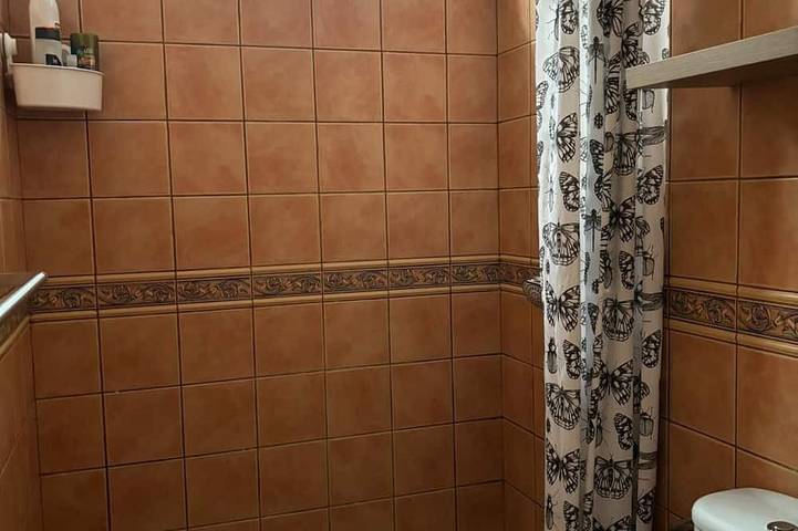 Room on the ground floor with 2 single beds in a shared house—Adults Only in Abades, Arico