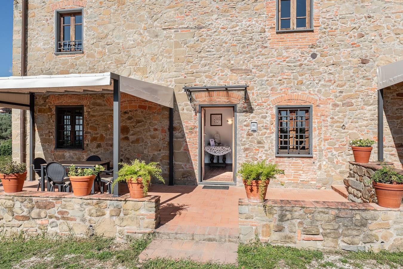 Farmhouse 'Agriturismo Fadanelli - La Cantina' with Shared Pool, Shared Garden and Wi-Fi in Lamporecchio, Pistoia Province