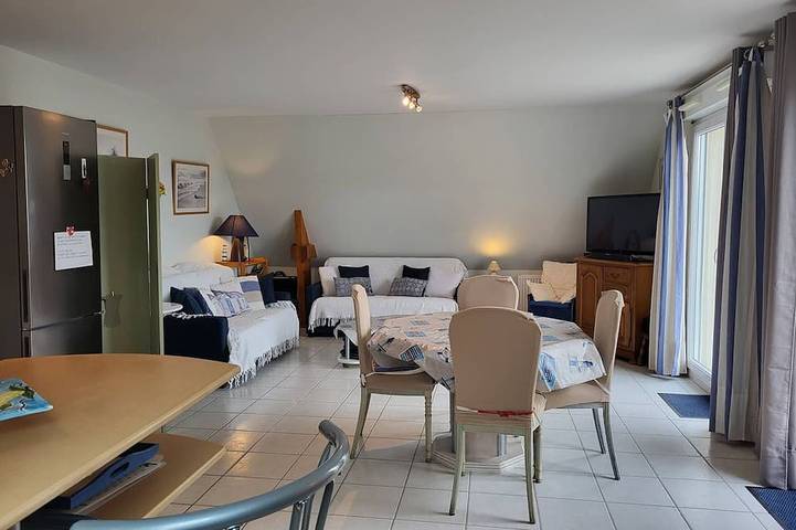 Location de vacances pour 4 personnes, avec piscine et balcon à Merville-Franceville-Plage