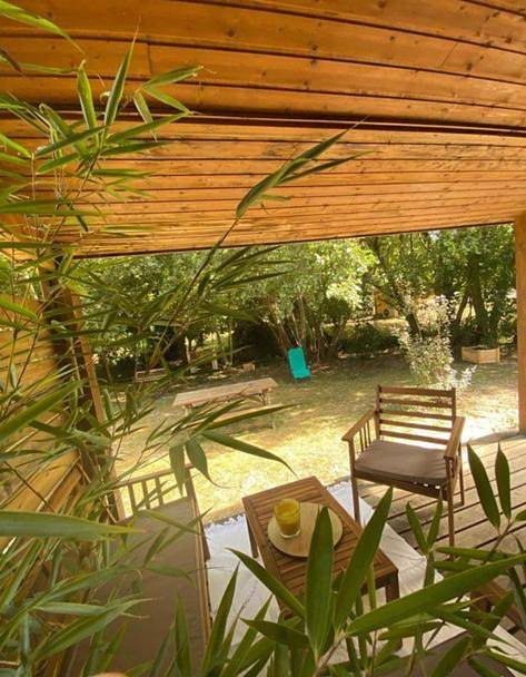 Gîte pour 4 personnes, avec Terrasse ainsi que Jardin et Piscine à Pindères