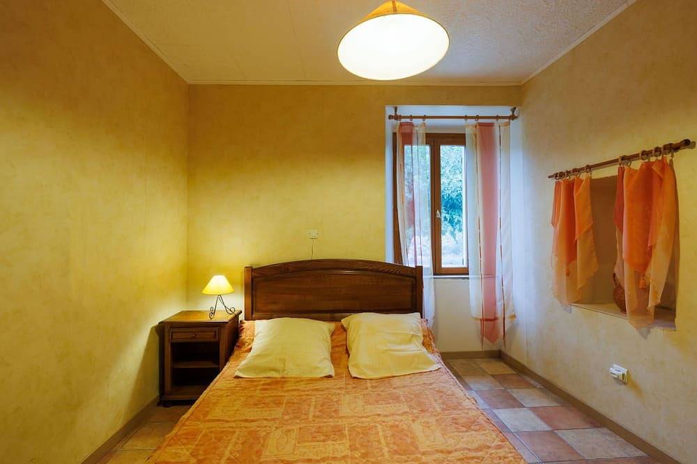 Beautiful private villa for 4 guests with Tv, terrace, pets allowed and panoramic view in Barjac, Alès region