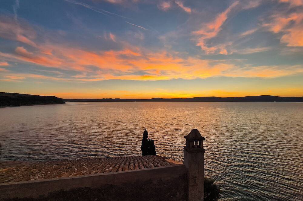 Entire apartment, La Casa Sul Lago –Historic 16th-Century Apt with 180° Lake View in Medieval Town in Anguillara Sabazia, Lake Bracciano