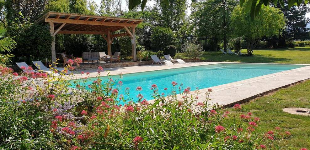 Location de vacances pour 2 personnes, avec Jardin ainsi que Piscine et Vue à Blacé