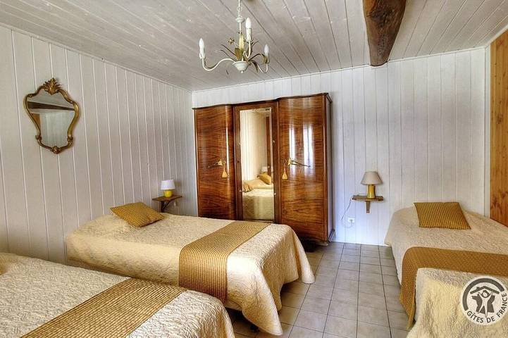 Location de vacances pour 5 personnes, avec jardin à Les Ardillats - 2