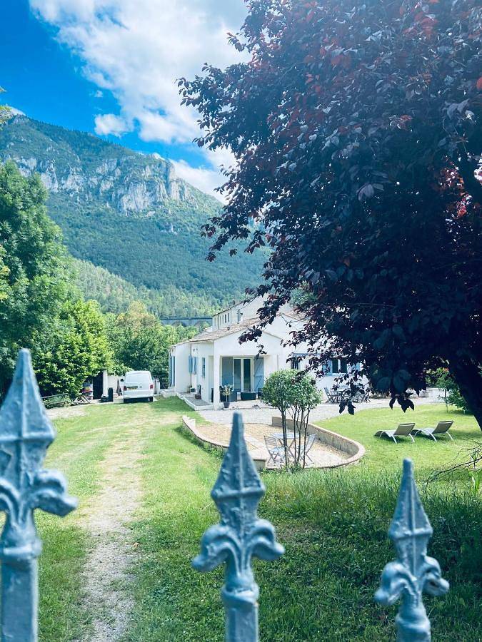 Location de vacances pour 8 personnes, avec vue et jardin à Axat
