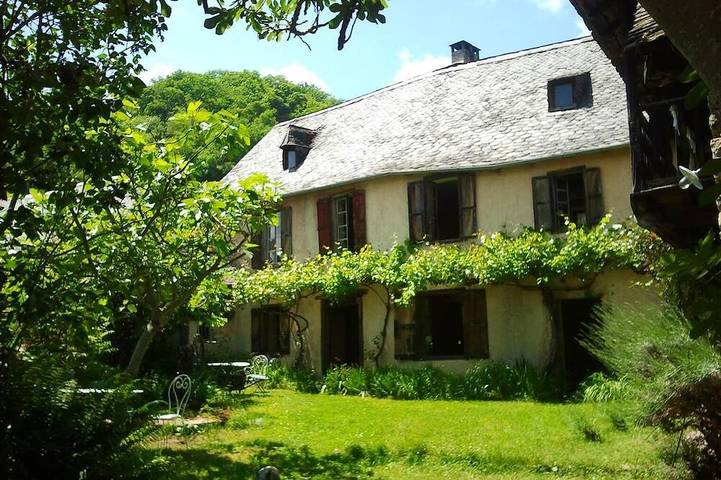 Location de vacances pour 6 personnes, avec balcon et jardin à Balaguères