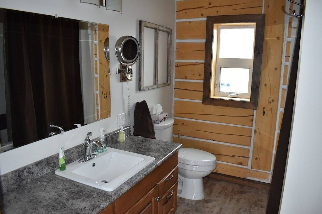 Beautiful relaxing Log Chalet with amazing view of Saint-Elias Mountain range. in Yukon